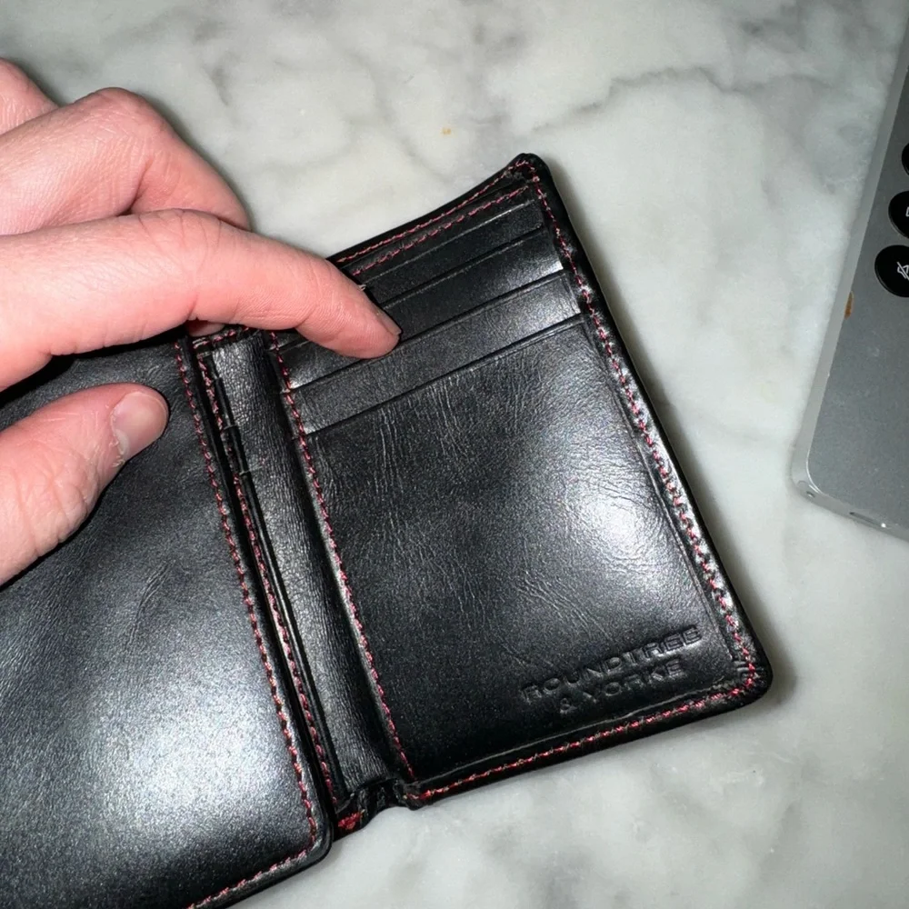 Roundtree & Yorke tri-fold wallet